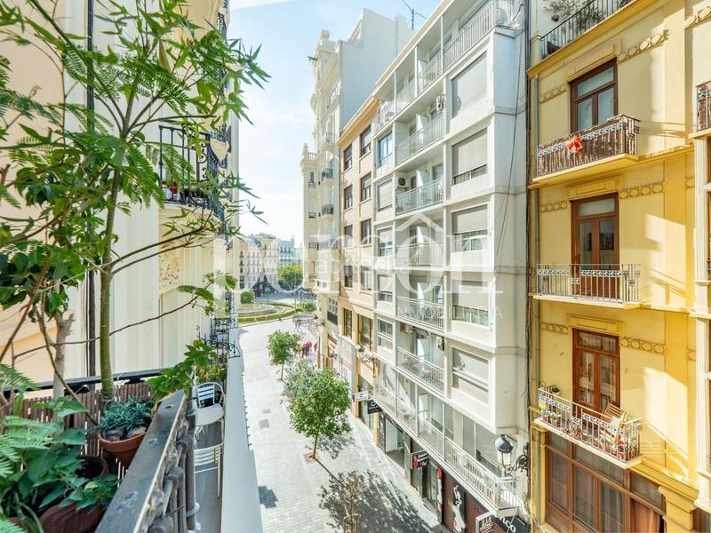 Foto e0efdf1b-fdc2-4766-9f4f-418c840788ed. Piso  con carácter en pleno centro calle en llop, junto a la plaza del ayuntamiento en Valencia