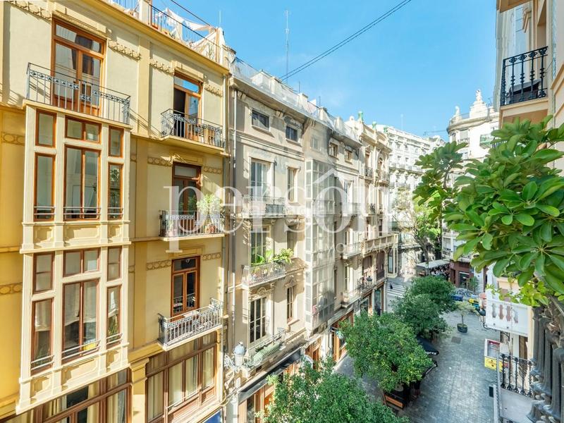 Foto f12e5706-6795-4b23-a4c5-07939ab1c615. Piso  con carácter en pleno centro calle en llop, junto a la plaza del ayuntamiento en Valencia