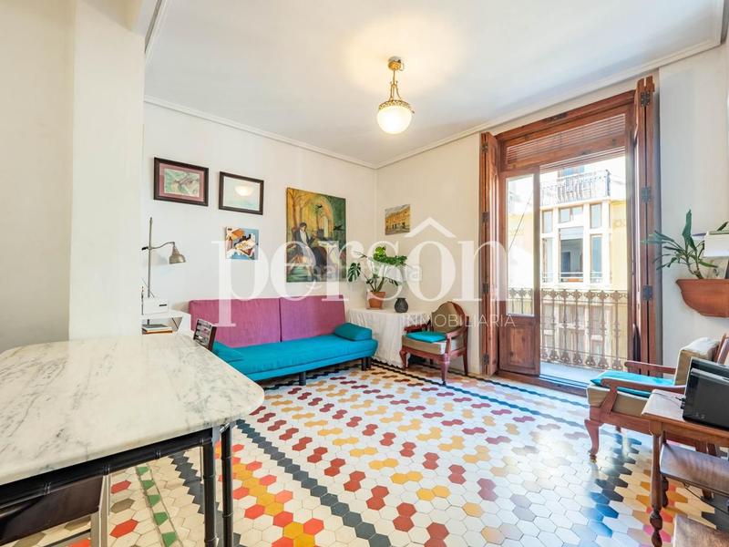 Foto f602387e-8356-49f0-8c62-4b537c49e59e. Piso  con carácter en pleno centro calle en llop, junto a la plaza del ayuntamiento en Valencia