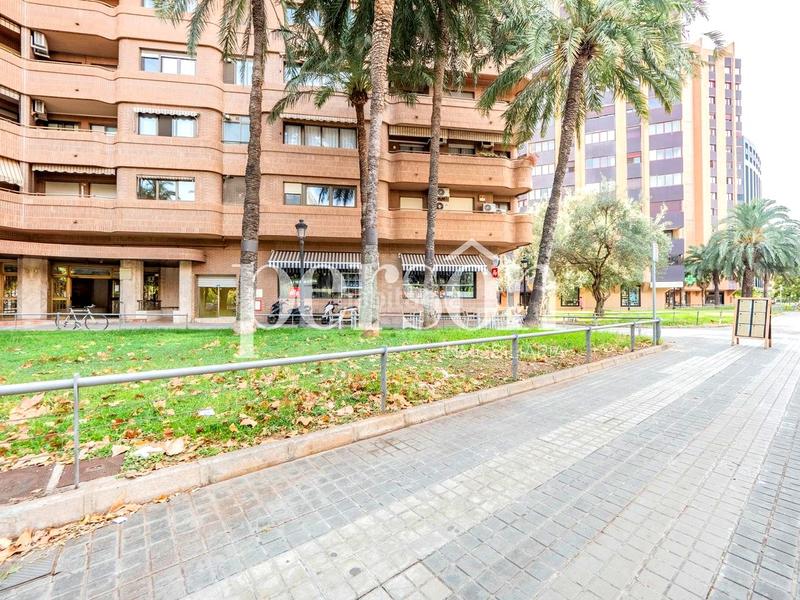 Foto f0c3db85-12fe-48fe-897d-54066937e179. Pas-de-porte local commercial dans Mestalla Valencia