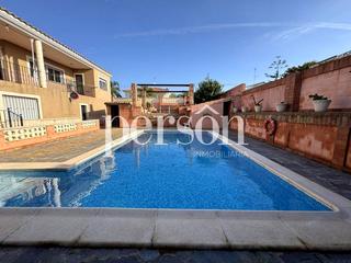 House in Monserrat. Precioso chalet con piscina, paellero de ensueño y zona chillout