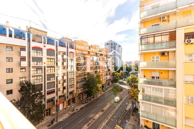 Foto 63cceada-ab15-4ce7-8a39-9b417a46a999. Alquiler piso alquiler, amplio y luminoso piso con 4 habitaciones junto al cauce del turia en Valencia