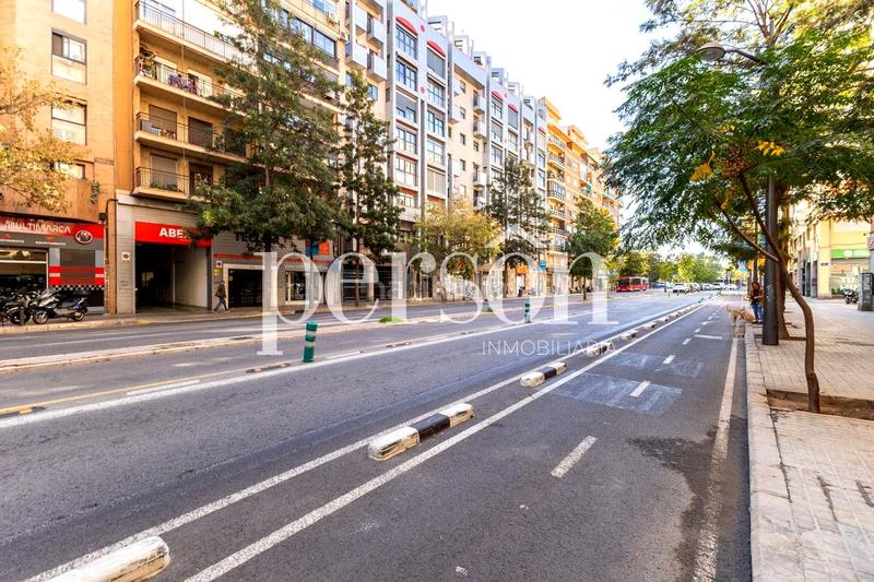 Foto b4ce5023-e8cc-42d7-8a22-39e66b237572. Alquiler piso alquiler, amplio y luminoso piso con 4 habitaciones junto al cauce del turia en Valencia