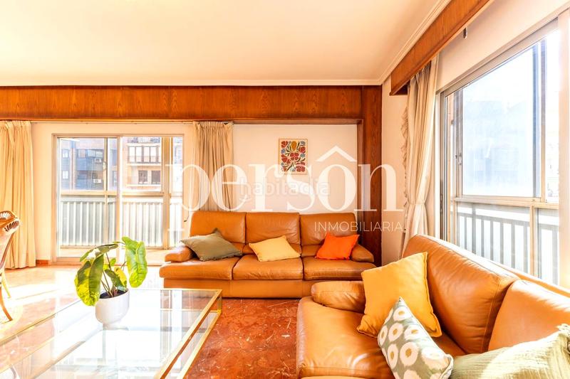 Foto d2bd789a-b3e4-4871-bbd8-0abc01d5a359. Alquiler piso alquiler, amplio y luminoso piso con 4 habitaciones junto al cauce del turia en Valencia