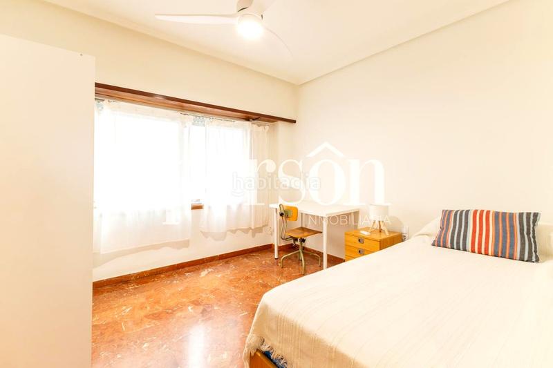 Foto e5f4554f-5cfd-4e48-900b-306c7212c4ff. Alquiler piso alquiler, amplio y luminoso piso con 4 habitaciones junto al cauce del turia en Valencia