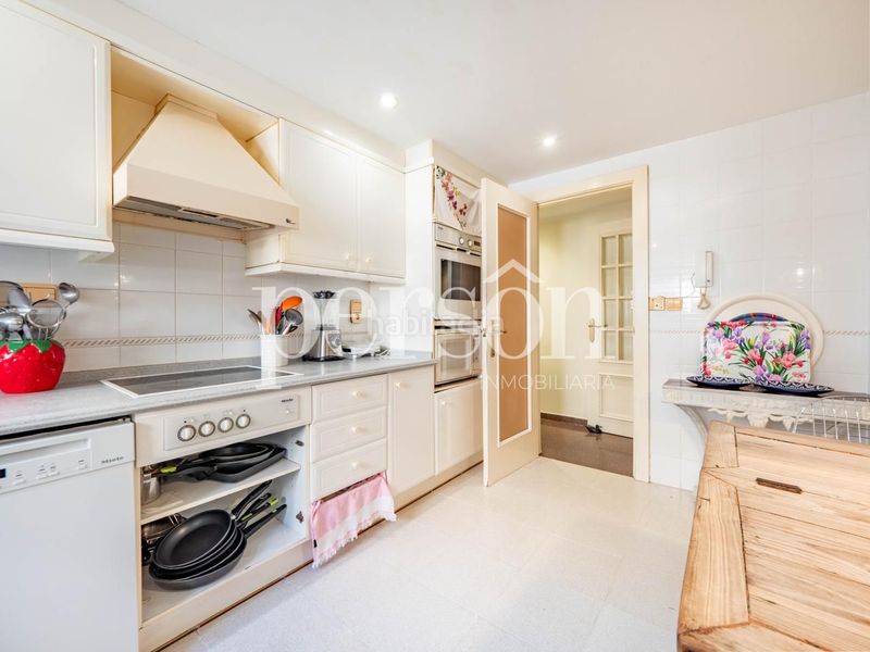 Foto ba82cede-5df3-4842-aefd-c4b3663612d5. Pis amb aparcament a Jaume Roig Valencia