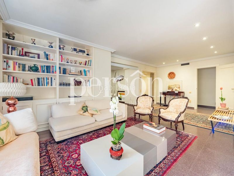 Foto f151314f-e3c3-4901-b36e-064bbf9596f2. Pis amb aparcament a Jaume Roig Valencia