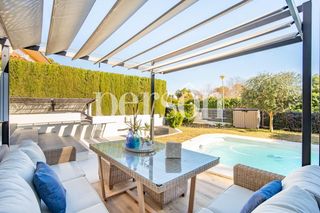 Casa in El Bosque. Espectacular chalet  con piscina y reforma con estilo único, en