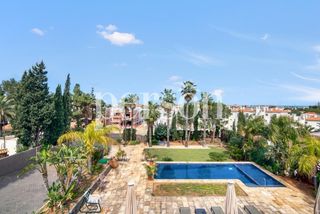 Maison à El Montgó. Espectacular villa moderna con piscina, vistas al mar y montaña.