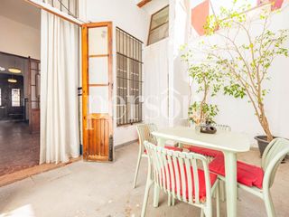 Ground floor in El Cabanyal-El Canyamelar. Hermosa casa con carácter señorial en el cabañal