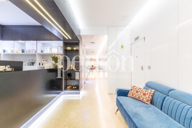 Foto a7e76898-2474-410c-acf1-e7ef0e9e8a24. Local comercial a Russafa Valencia