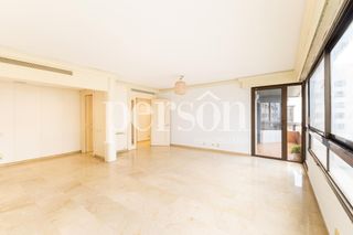 Affitto Appartamento in Exposició. Piso luminoso frente a los jardines de viveros