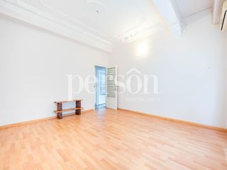 Affitto Appartamento in Russafa. Piso reformado en alquiler de 5 habitaciones en ruzafa