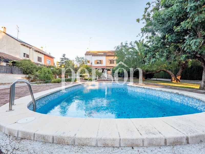 Foto 3294b198-8542-4d29-9665-3a4cb799c60d. Casa amb aparcament piscina a La Cañada Paterna