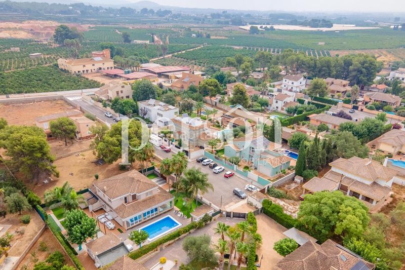 Foto 23d37f4b-5b98-4017-9dae-46af8e5fb25d. Casa amb calefacció aparcament piscina a Los Pinares-La Masia Bétera