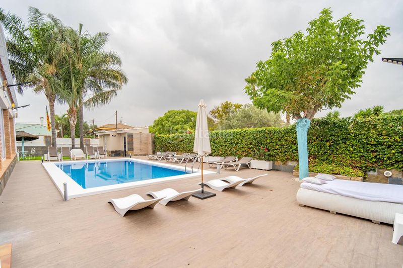 Foto b35d3534-1752-4830-b83c-6da7c5b41cea. Casa amb calefacció aparcament piscina a Los Pinares-La Masia Bétera