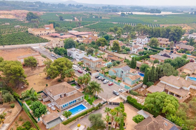 Foto b5087542-cfc2-46a3-8305-5a22c73152c2. Casa amb calefacció aparcament piscina a Los Pinares-La Masia Bétera