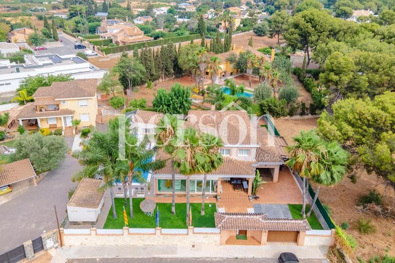Foto bf17a728-516a-408a-ad28-dc508159b491. Casa amb calefacció aparcament piscina a Los Pinares-La Masia Bétera