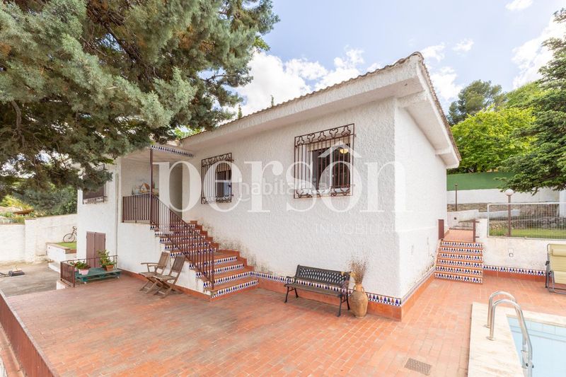 Foto 9bd01761-8cc6-4fff-942e-5454547b2583. Casa amb aparcament piscina a Las Pedrizas Chiva