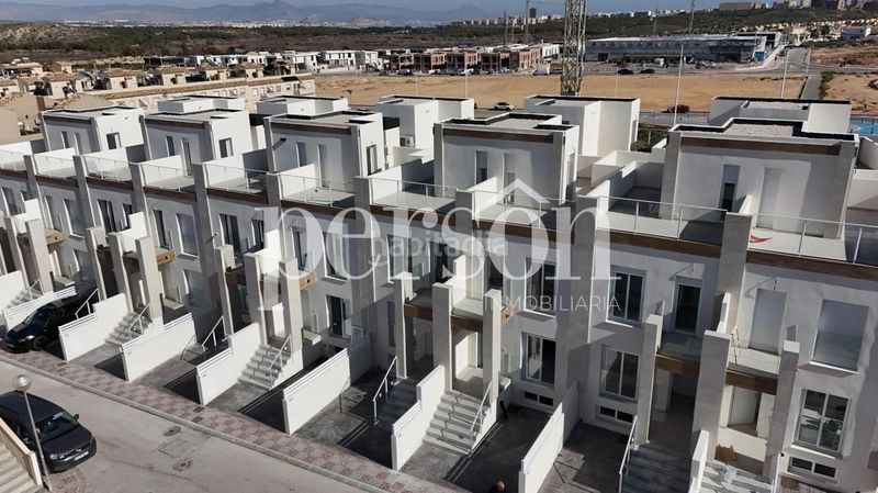 Foto f906f415-56fe-4b52-8e22-55075e7981c0. Casa amb piscina a Novamar - Mediterráneo Santa Pola