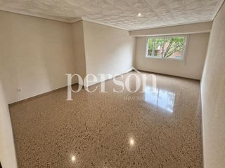 Flat in L´Hort de Senabre. Piso a la venta en frente al hospital peset