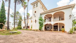 Masia en Canals. Mas�a se�orial sobre 112.000 m de c�tr�cos