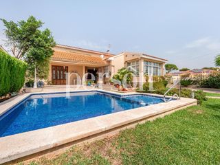 Casa en El Grao. Exclusivo chalet con piscina, jard�n y vistas al mar en el grao