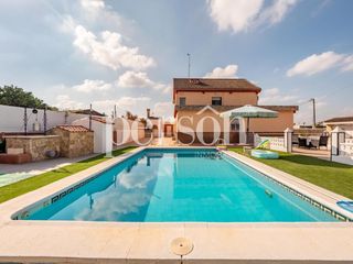 House in Polígono del Aeropuerto. Challet a la venta en manises