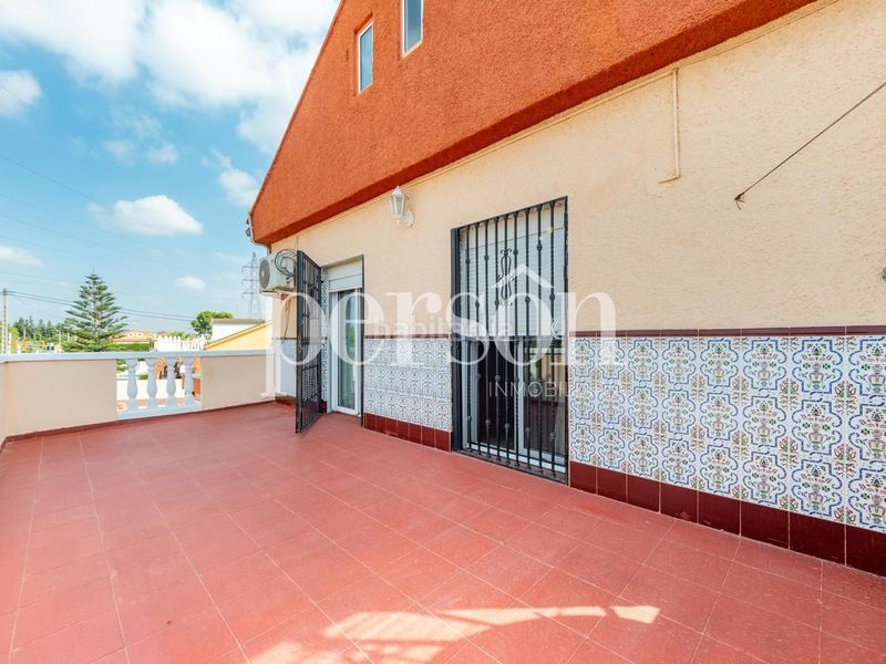 Foto a153641e-38d7-44fb-8bc0-435167dd90e0. Casa amb aparcament piscina a Polígono del Aeropuerto Manises