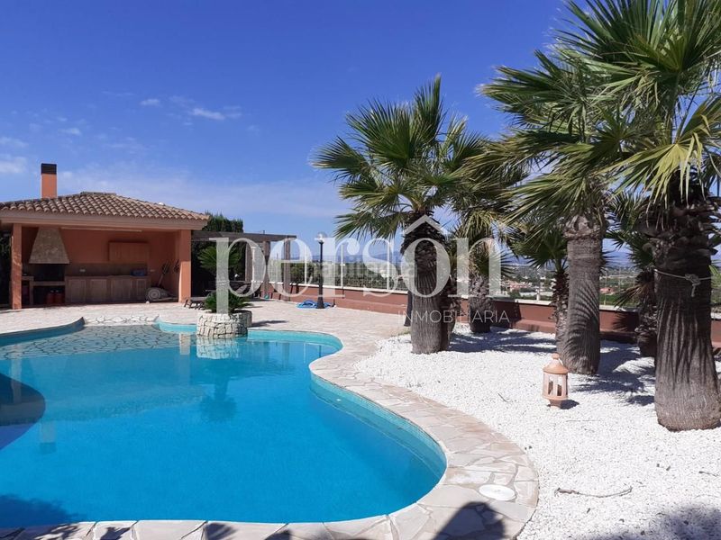 Foto bf65df68-e42a-4ebe-ac2c-fb5241daa6e5. Casa amb piscina a Monserrat