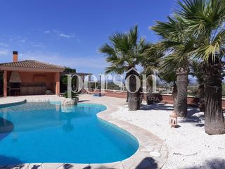 Casa en Monserrat. Espectacular villa de 447 m en monserrat con jard�n  disponible