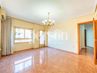 Piso  Avinguda del sud. Piso exterior y luminoso con balcón en mislata