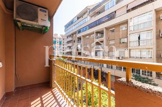 Lloguer Pis a Torrefiel. Gran piso reformado con terraza en rascaña