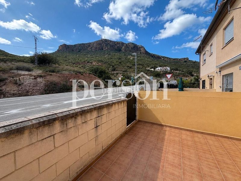 Foto a145f0dc-5ad5-45fd-82ad-72b208443511. Casa adossada amb aparcament a Bugarra