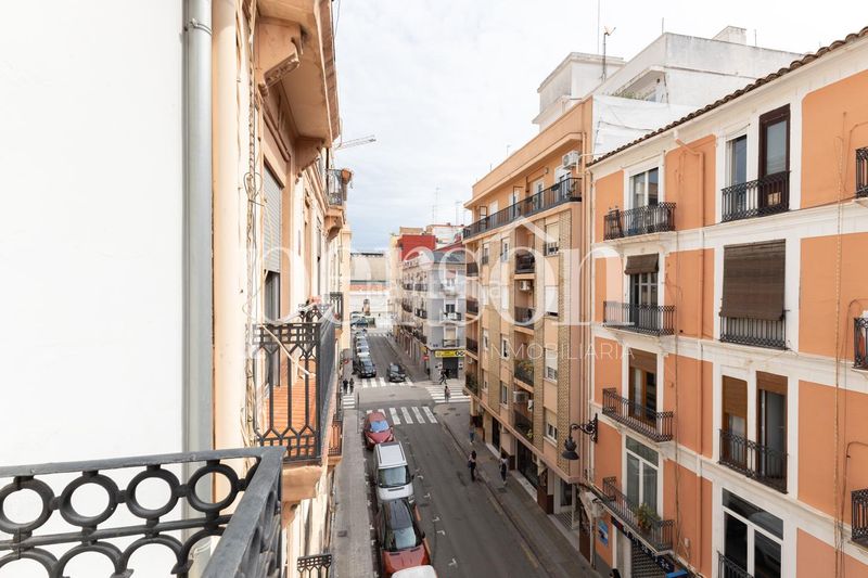 Foto 54b70bc8-d456-4002-ab1a-049165d20a2e. Edificio  completo de 3 plantas local en venta junto a plaza españa gran potencial de inversión en Valencia