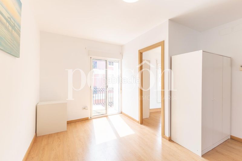 Foto b8666e28-03f3-4aa5-b08d-abff28a81183. Edificio  completo de 3 plantas local en venta junto a plaza españa gran potencial de inversión en Valencia
