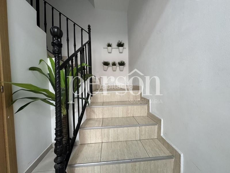 Foto c2acaa37-6b50-4b77-97b0-a36c180d5028. Edificio  completo de 3 plantas local en venta junto a plaza españa gran potencial de inversión en Valencia