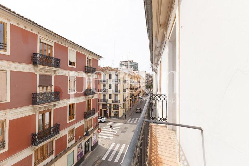 Foto f2355dbe-a778-4a7d-95dc-0db5bb16201e. Edificio  completo de 3 plantas local en venta junto a plaza españa gran potencial de inversión en Valencia