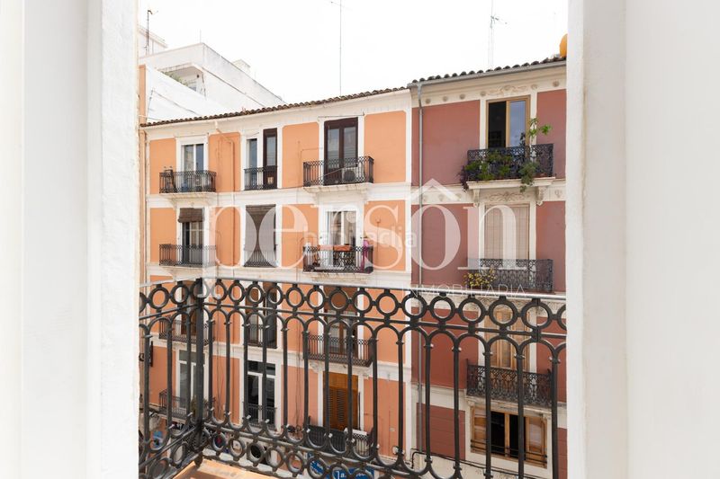 Foto f503d6e1-37da-4c0f-8b38-4b41fc54e7df. Edificio  completo de 3 plantas local en venta junto a plaza españa gran potencial de inversión en Valencia