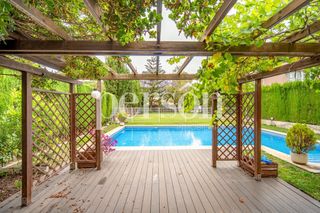 Chalet in Godella. Exclusiva villa en campolivar