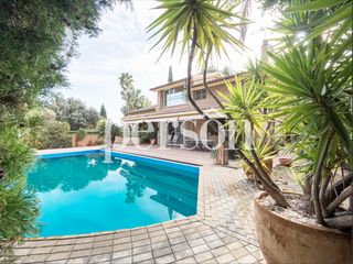 Chalet in Godella. Chalet de lujo en venta en campolivar