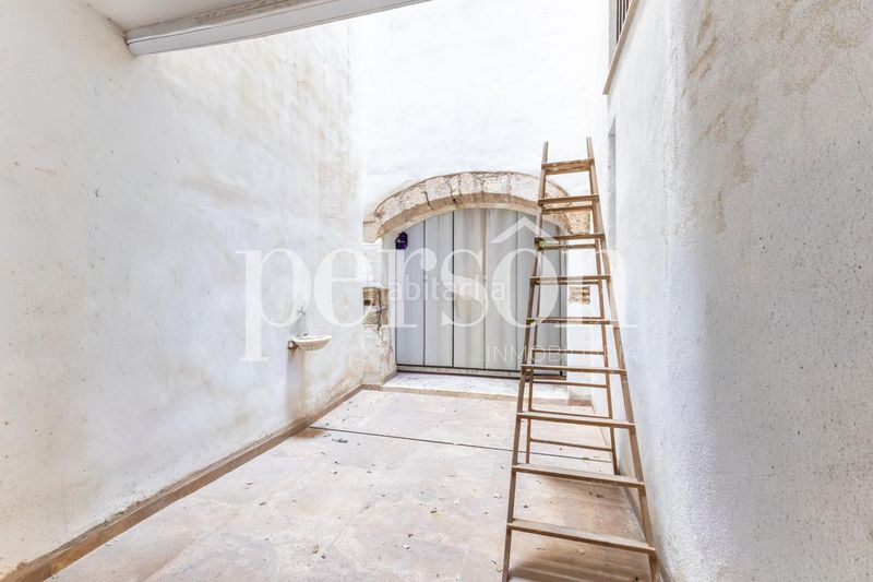 Foto d9f7174b-9474-49bc-9fdd-be4d0afad730. Edificio  de gran potencial con terraza en Valencia