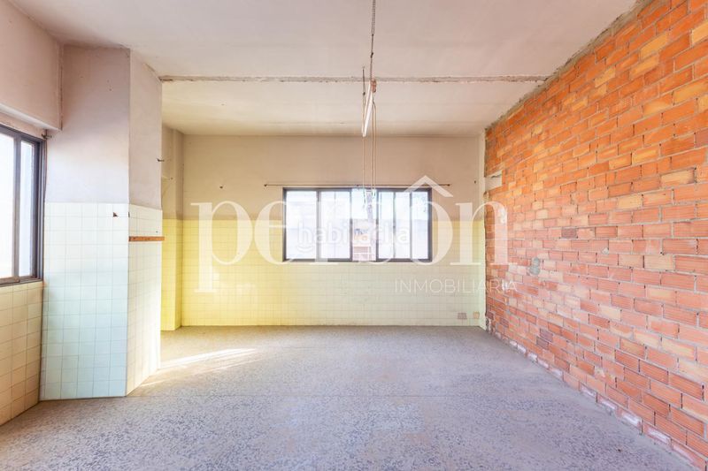 Foto b81772ff-ac81-4e54-bace-151ca27e12a4. Nau industrial a Benetússer