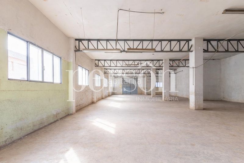 Foto ccf30713-8af9-4def-99ff-a8ec9b3495e3. Nau industrial a Benetússer