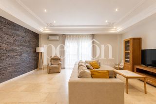 Chalet in Zona Cantereria. Espectacular chalet adosado reformado con gran terraza, garaje,