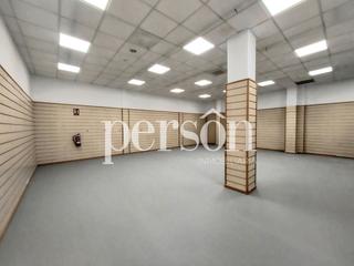 Lloguer Local Comercial a Arrancapins. Estupendo local de 195 m², distribuido en una entrada amplia, un