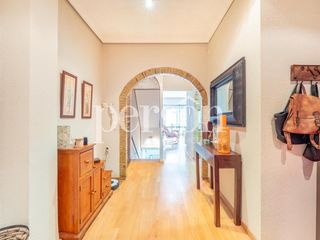 Chalet in El Alborgí. Casa triplex a la venta en paterna