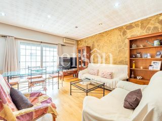 Chalet à El Alborgí. Casa triplex a la venta en paterna