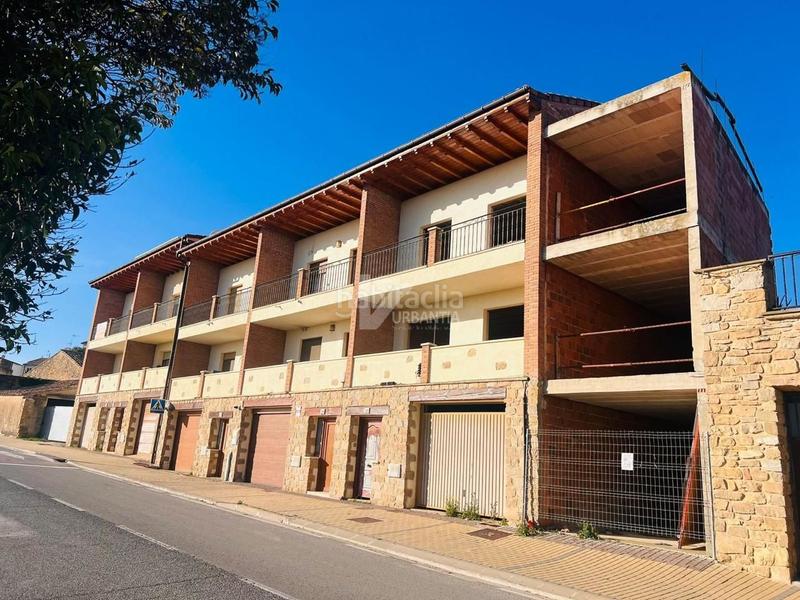 Foto 8a306cce-209a-450d-a117-fa1000711cdf. Casa adossada amb aparcament a Larraga