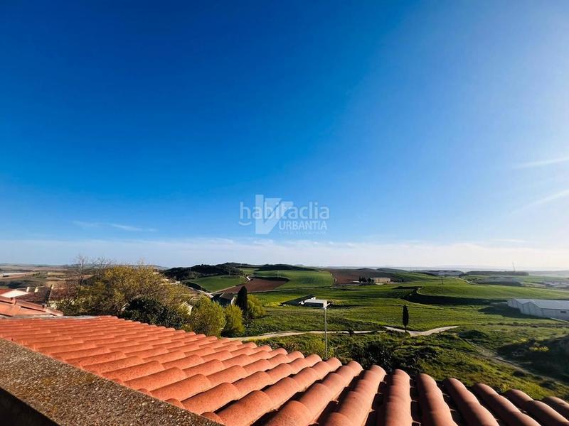 Foto a2d41575-61c8-4adb-9fa9-ea16959f9b2c. Casa adossada amb aparcament a Larraga